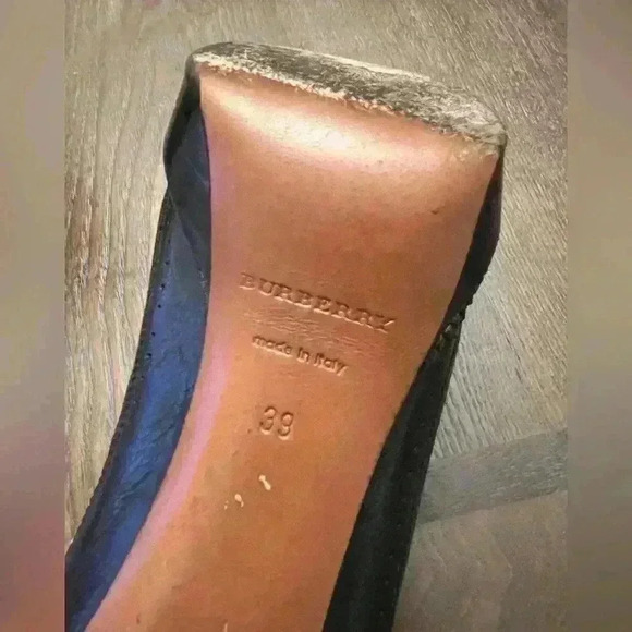 Burberry Black Leather Platform Pumps Size 39 - PREOWNED - Picture 4 of 10